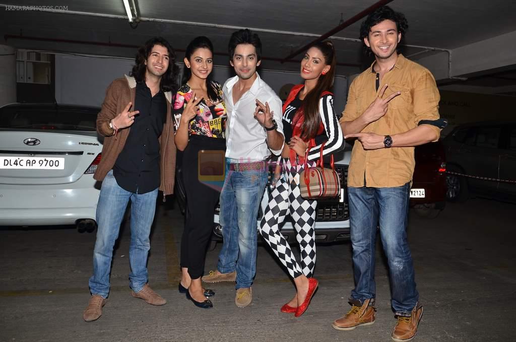 Shreyas Pardiwalla, Himansh Kohli, Rakul Preet, Dev Sharma, Nicole Faria at Baqar's spinnathon in Phoenix Mill, Mumbai on 12th Jan 2014