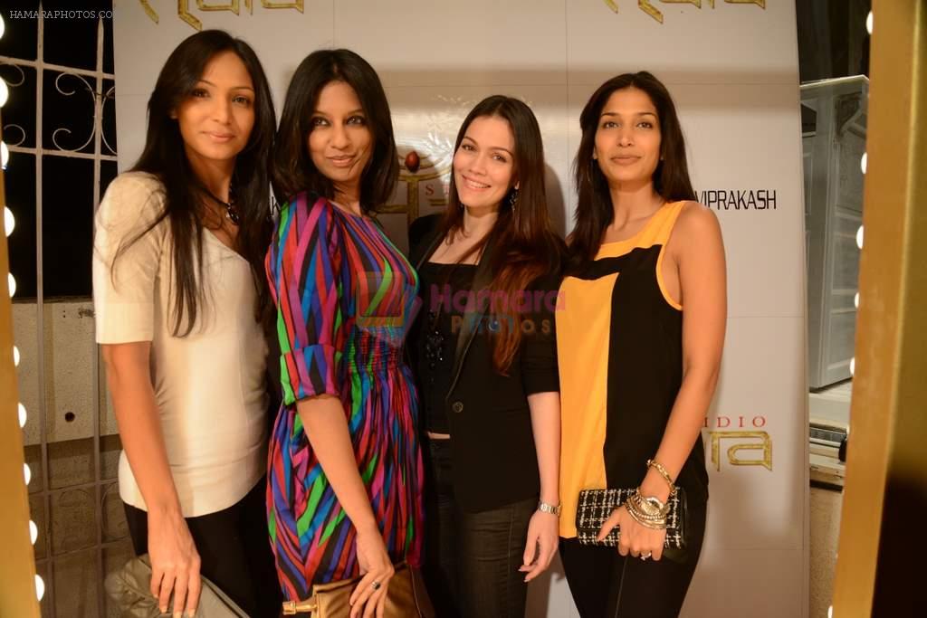 Shamita Singha, Mashoom Singha, Waluscha D Souza at Bharati Raviprakash's store launch in Priyadarshini's store, Mumbai on 17th Jan 2014