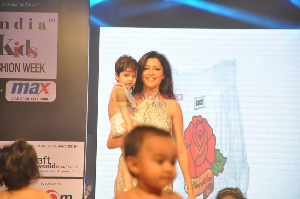Aditi Gowitrikar at Kids Fashion Week day 1 in Lalit on 18th Jan 2014