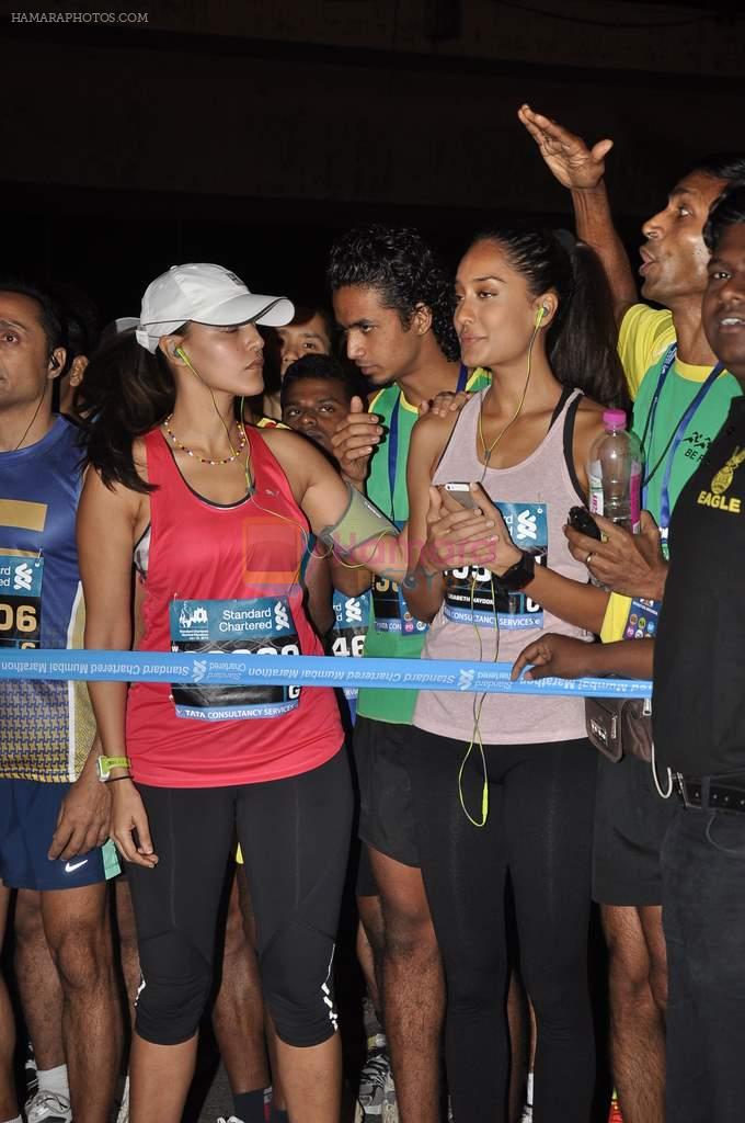 Neha Dhupia, Lisa Haydon at Standard Chartered Marathon in Mumbai on 19th Jan 2014