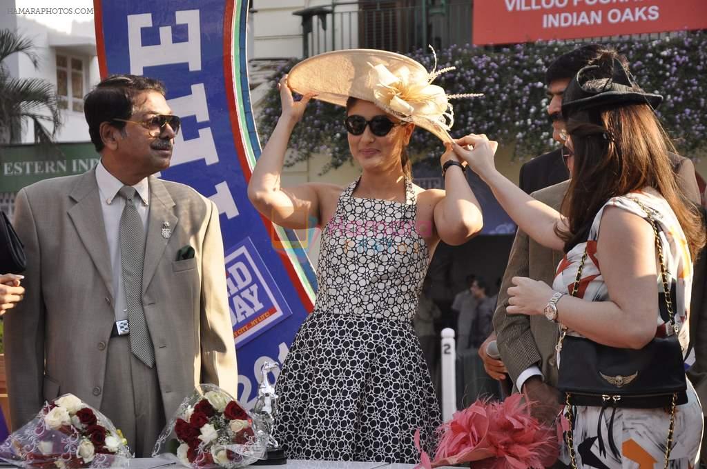 Kareena Kapoor at Mid-day race in RWITC, Mumbai on 18th Jan 2014