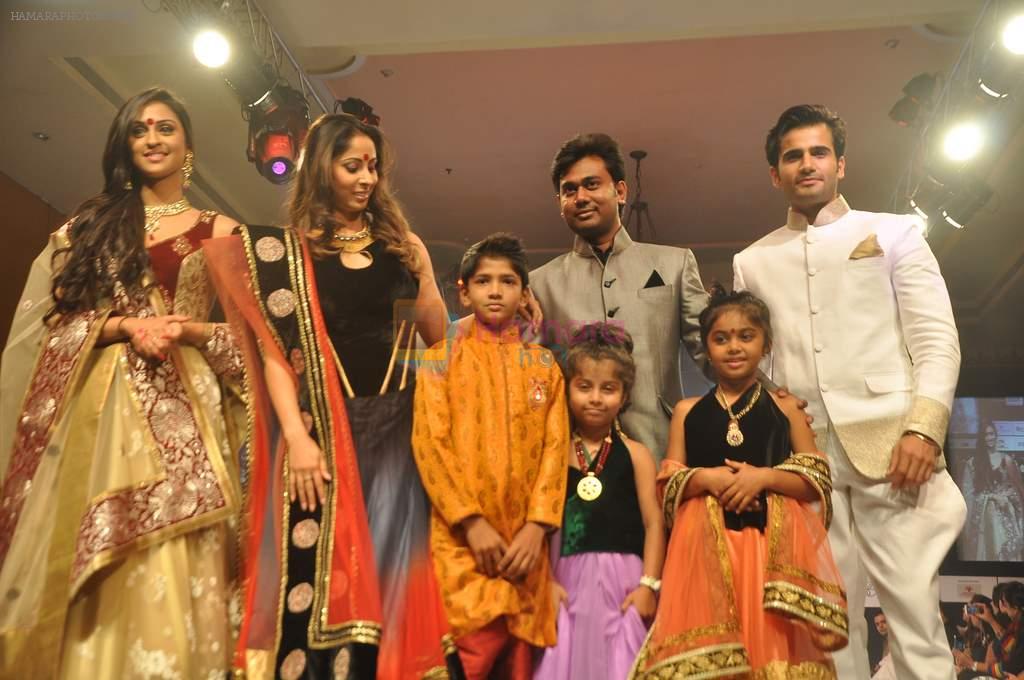 Krystle D'souza, Sangeeta Ghosh at Kids fashion week in Mumbai on 19th Jan 2014