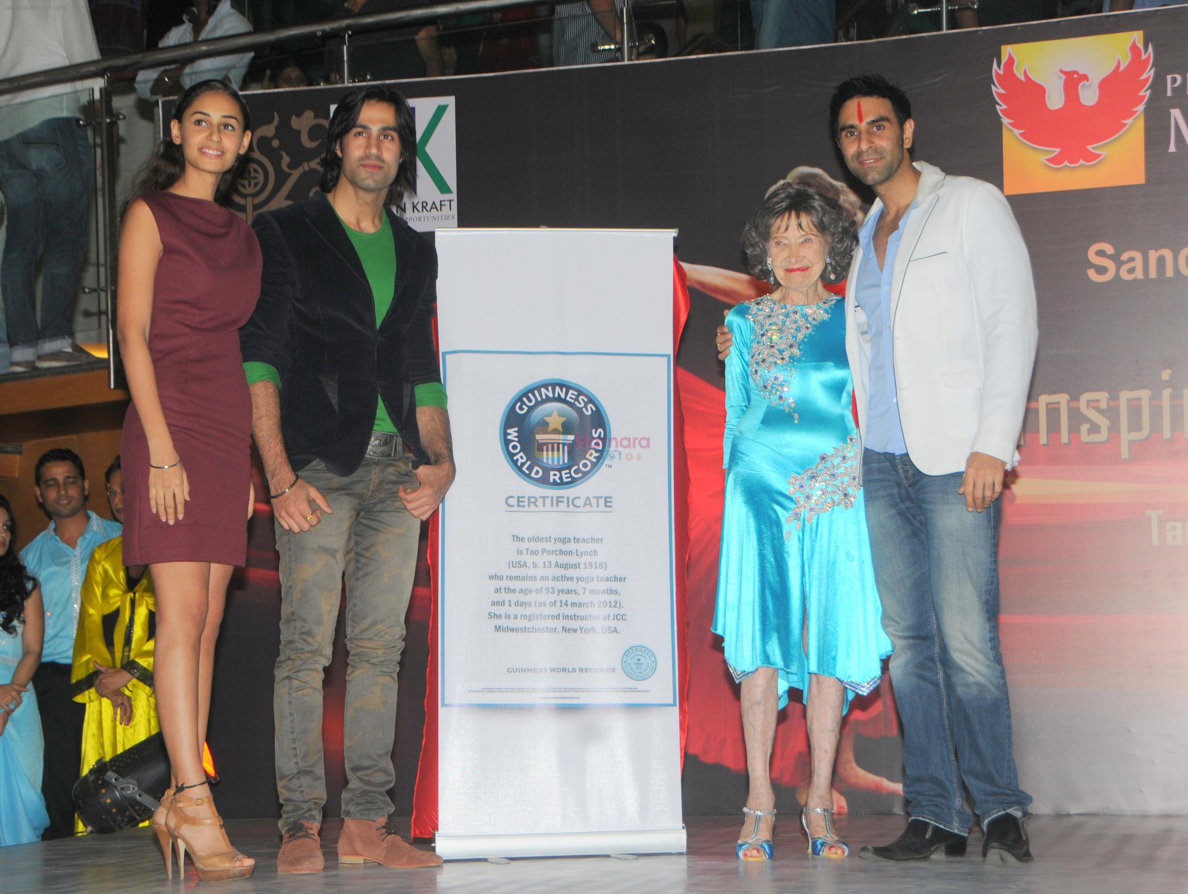 Sandip Soparrkar with Tao Porchon Lynch, Shiv Darshan and Hasleen Kaur at Phoenix Marketcity Kurla hosted dance performance in Mumbai on 19th Jan 2014