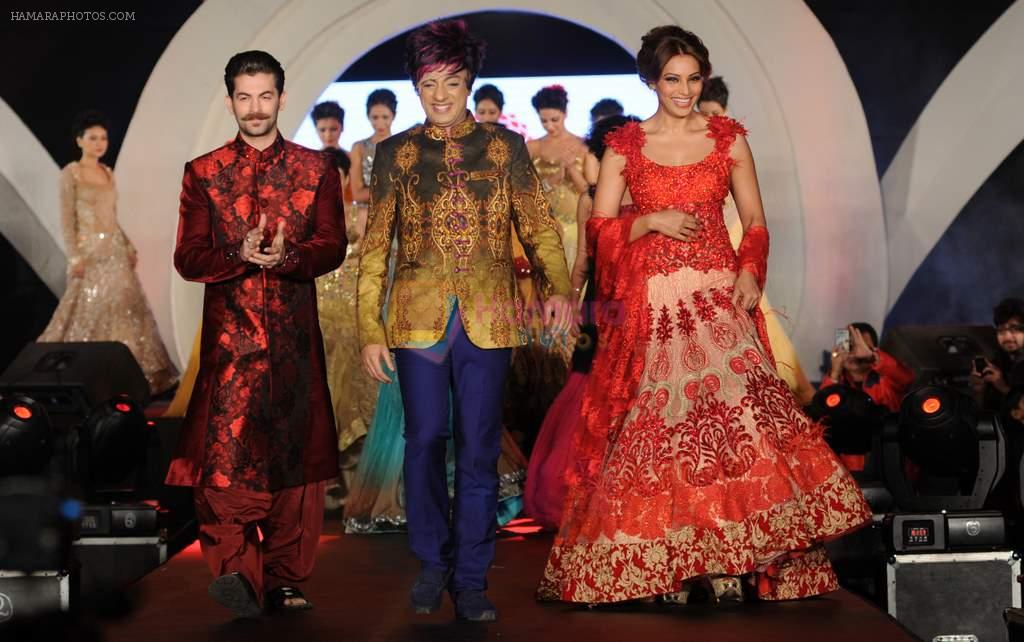 Bipasha Basu, Neil Mukesh walk for Rohhit Verma's fashion show in North East on 22nd Jan 2014