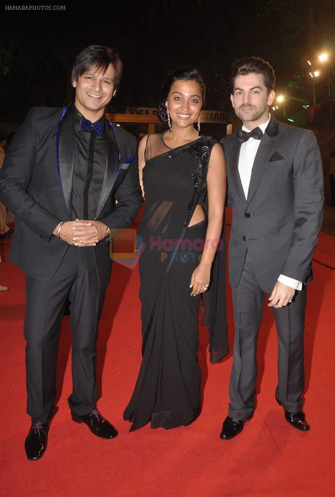 Vivek Oberoi with wife & Neil Nitin Mukesh walked the Red Carpet at the 59th Idea Filmfare Awards 2013 at Yash Raj