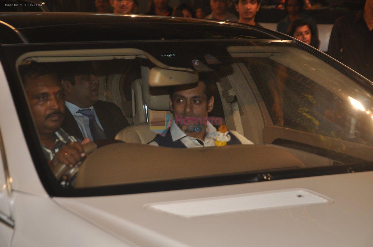 Salman Khan at Filmfare Awards Red Carpet 2014 on 24th Jan 2014