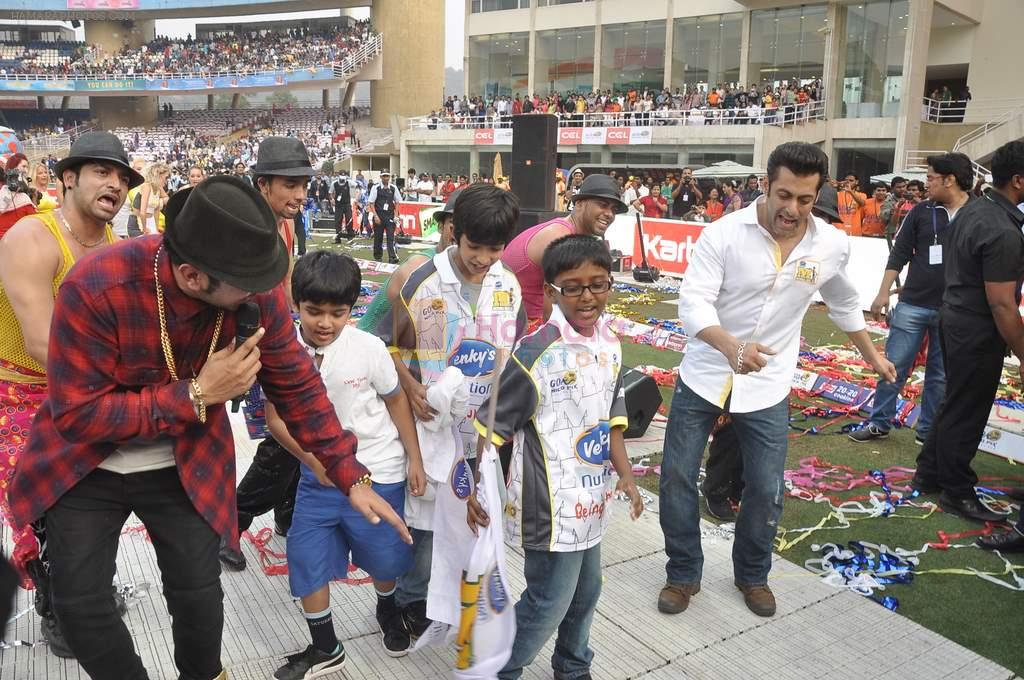 Salman Khan, Honey Singh  at CCL match in D Y Patil, Mumbai on 25th Jan 2014