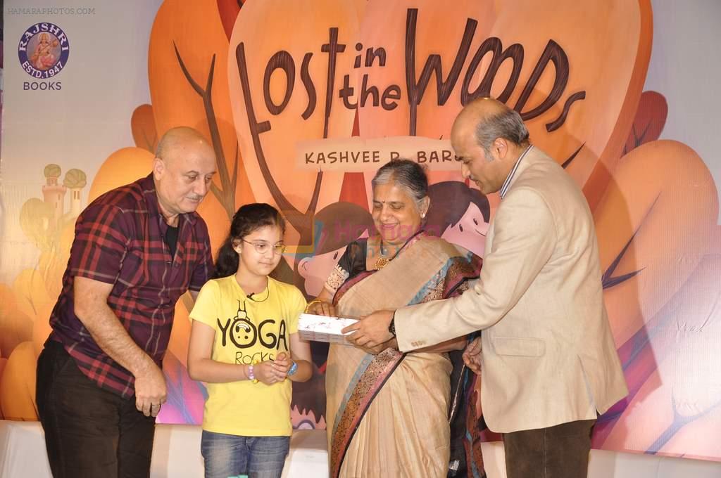 Anupam Kher, Sudha Murthy at launch of book Lost in the Woods in Hamleys, Mumbai on 27th Jan 2014