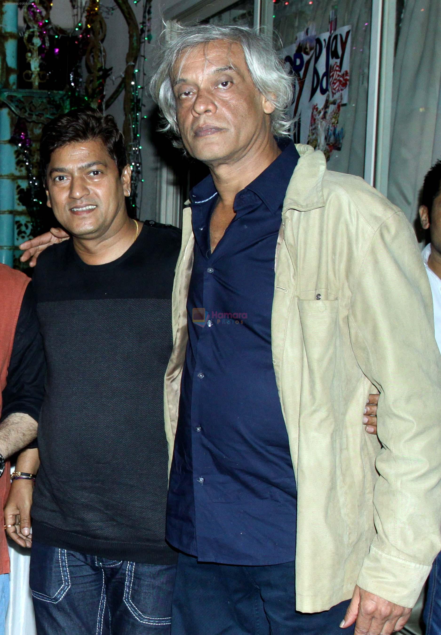 aadesh shrivastava at a surprise birthday party for Sudhir Mishra by Rahul Bhat in Mumbai on 22nd Jan 2014