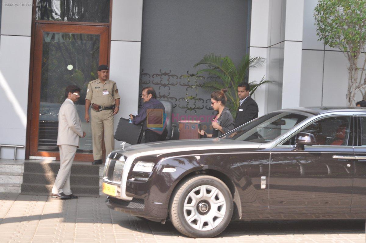 Priyanka Chopra snapped at Airport in Mumbai on 29th jan 2014