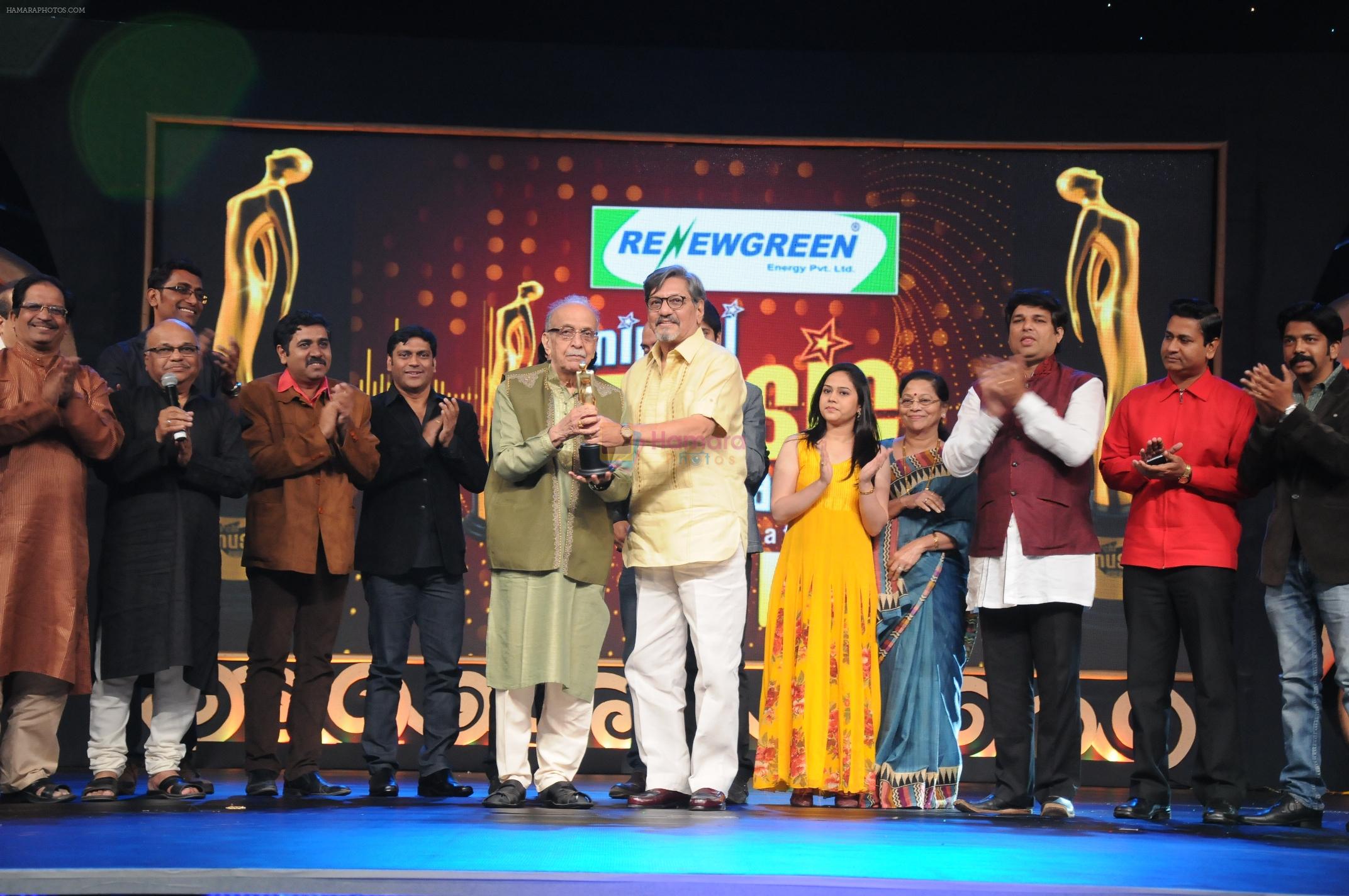 Yashwant Deo receives Lifetime Achievement Award by Amol Palekar along with jury members