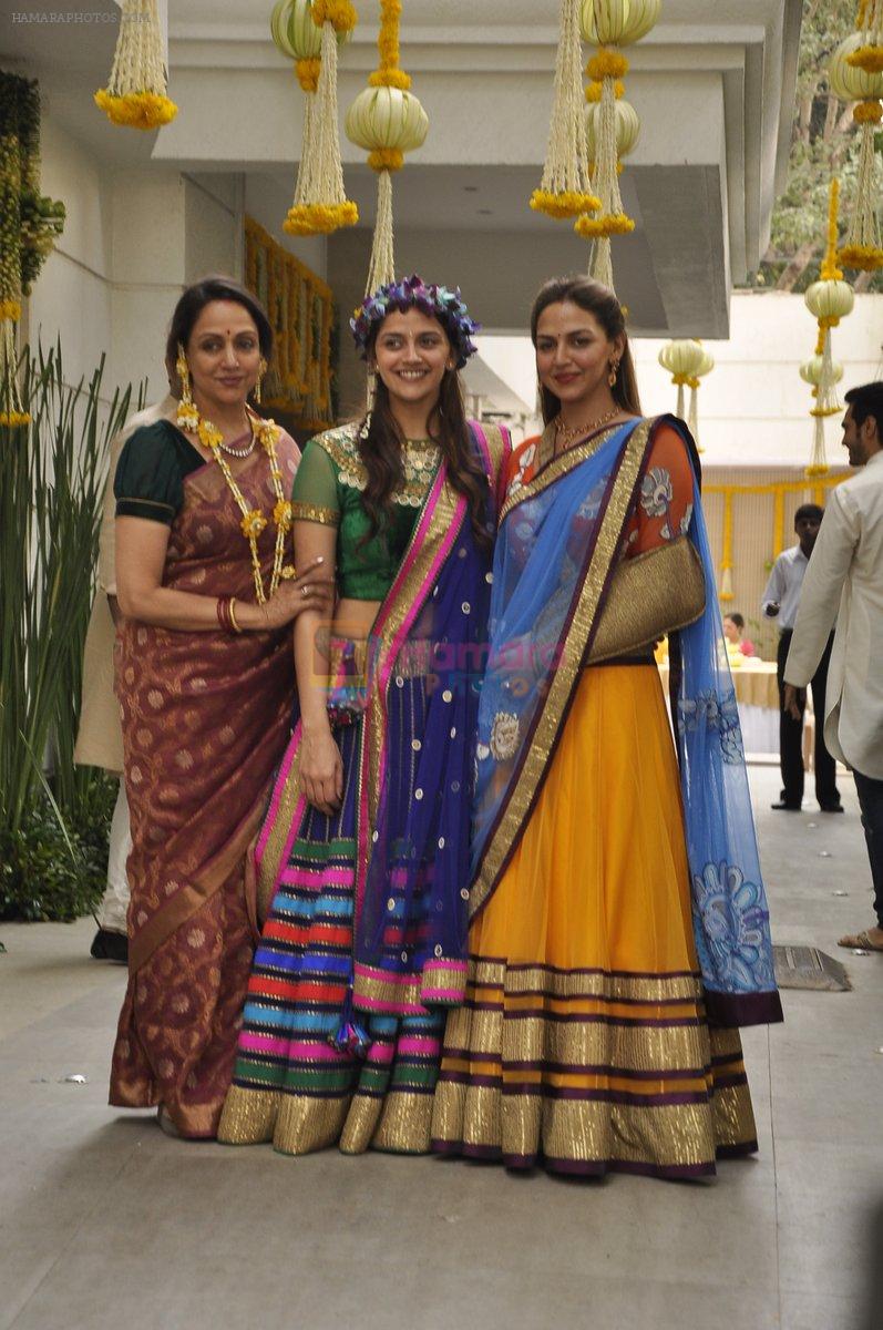 Ahana Deol, Hema Malini, Esha Deol at Ahana Deol's Mehndi Ceremony in Mumbai on 31st Jan 2014