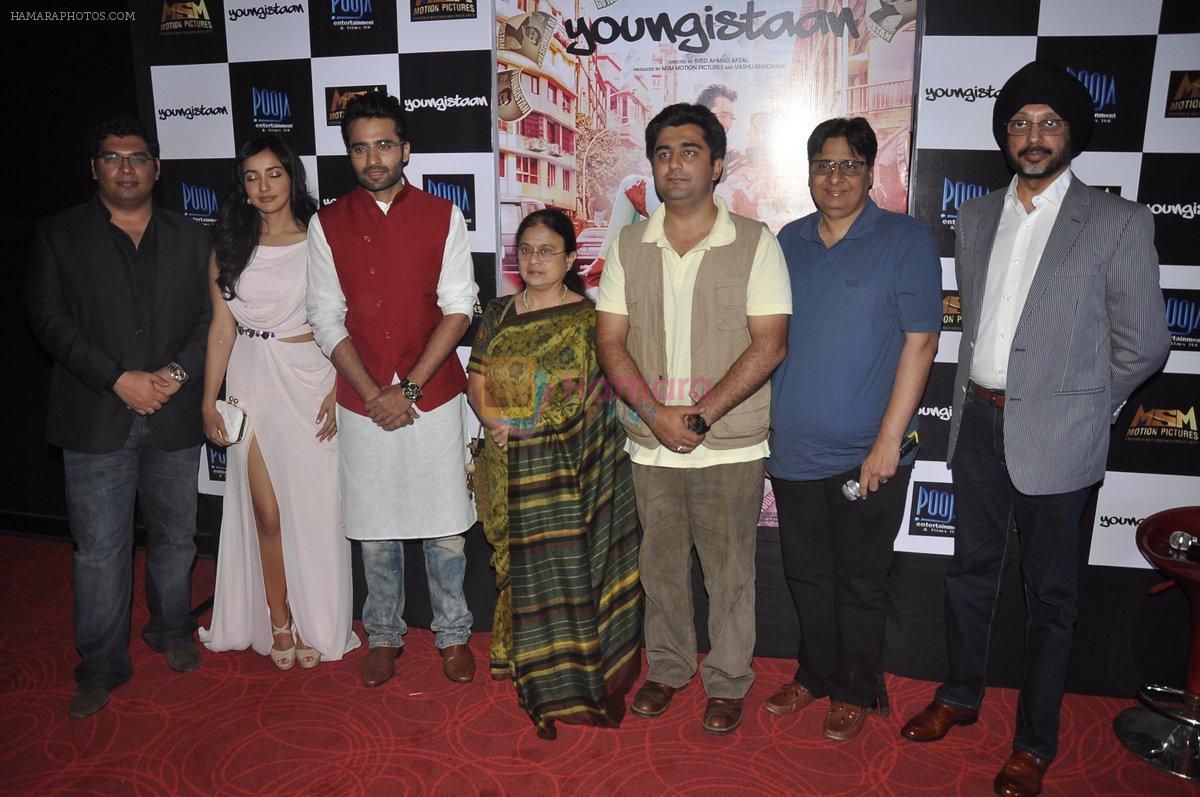 Jackky Bhagnani, Neha Sharma, Vashu Bhagnani  at Youngistaan Trailer Launch in Mumbai on 31st Jan 2014