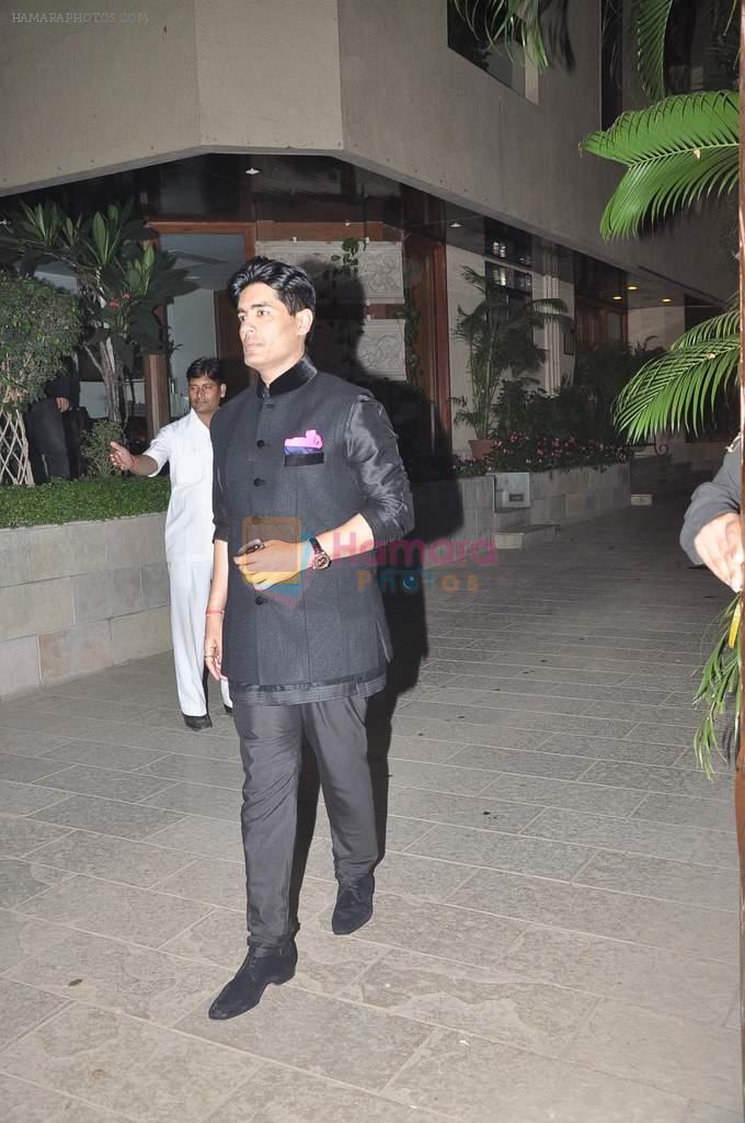 Manish Malhotra at Abhishek Bachchan's bday in Mumbai on 5th Feb 2014