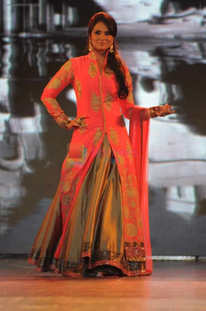 Lara Dutta at Manish malhotra show for save n empower the girl child cause by lilavati hospital in Mumbai on 5th Feb 2014