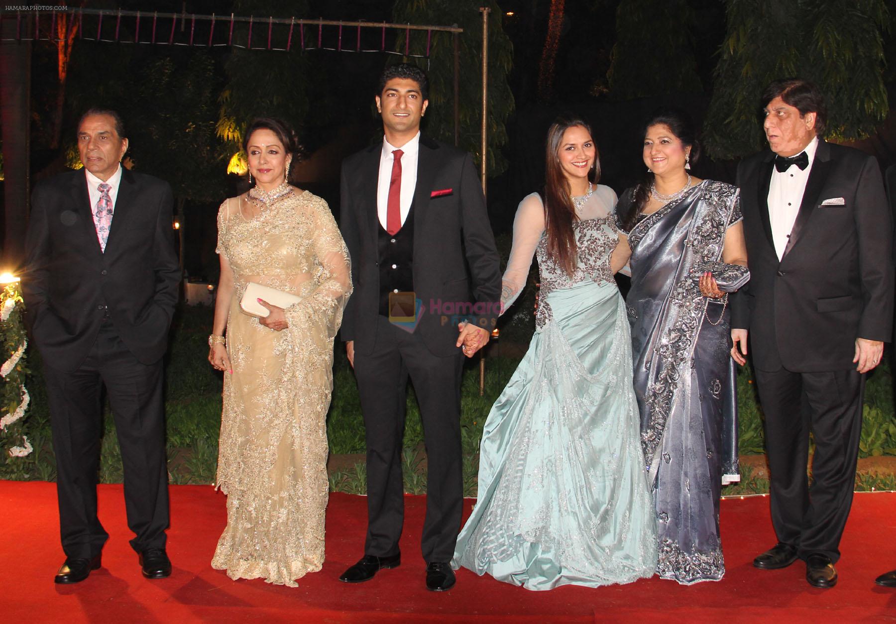 Hema Malini, Dharmendra at Ahana Deol's wedding reception in Delhi on 5th Feb 2014