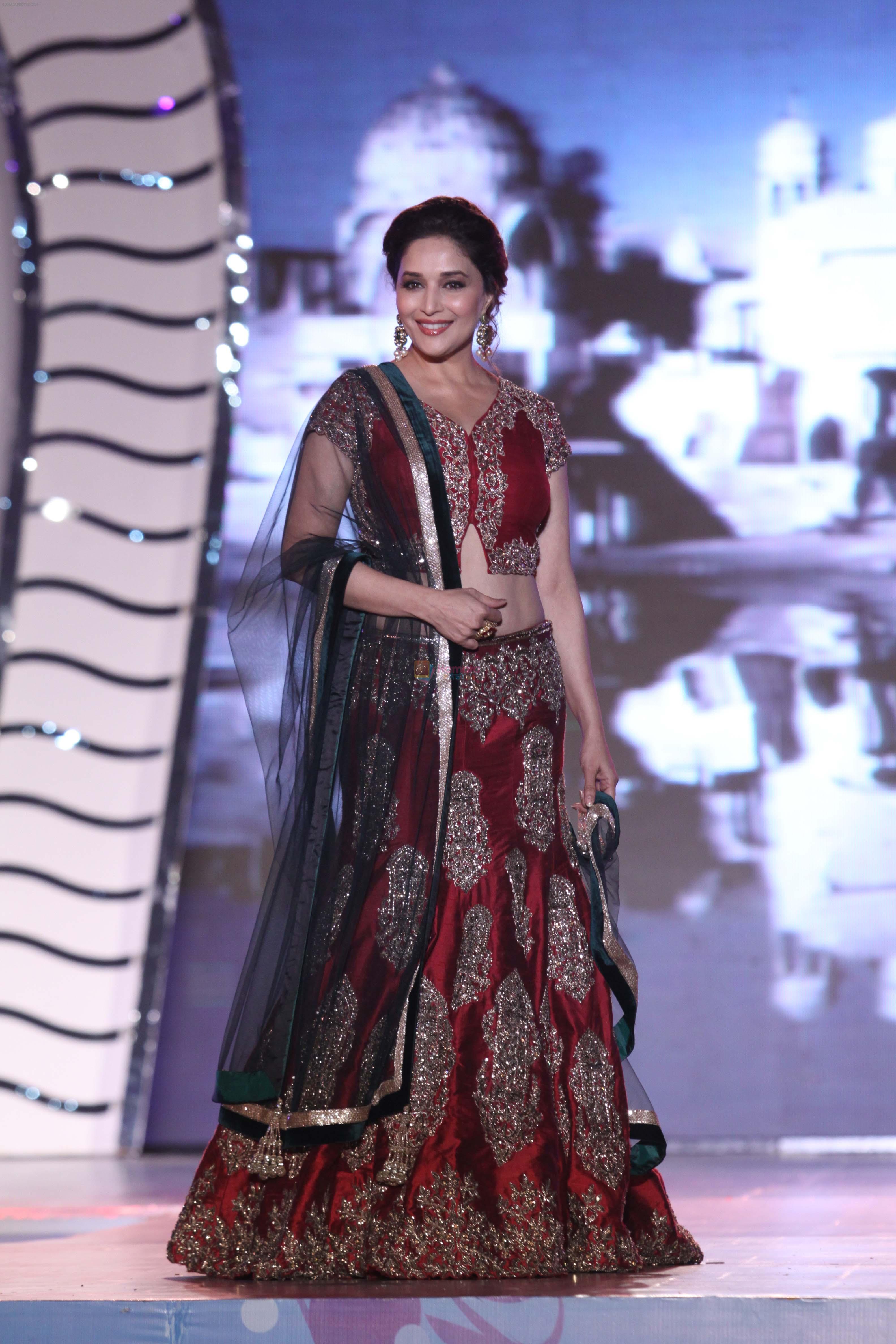 Madhuri Dixit at Manish malhotra show for save n empower the girl child cause by lilavati hospital in Mumbai on 5th Feb 2014