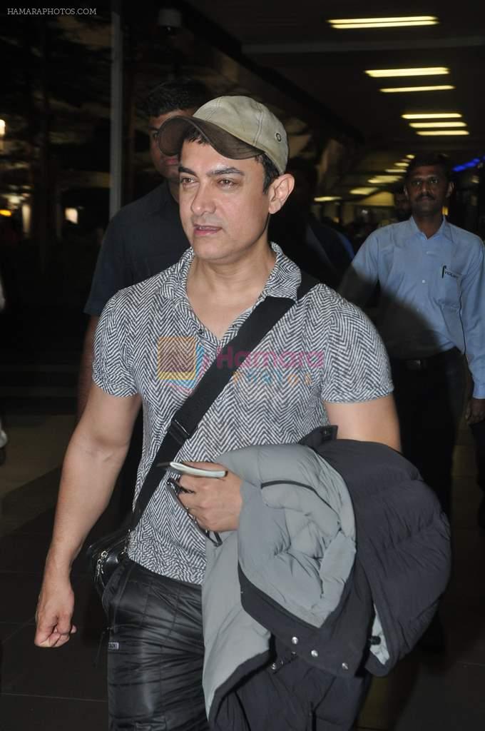 Aamir Khan snapped at the Airport in Mumbai on 8th Feb 2014