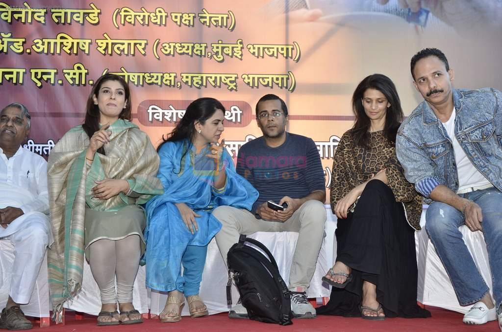 Raveena Tandon, Shaina NC, Chetan Bhagat, Rhea Pillai at chai pe charcha event by shaina nc in Mumbai on 14th Feb 2014