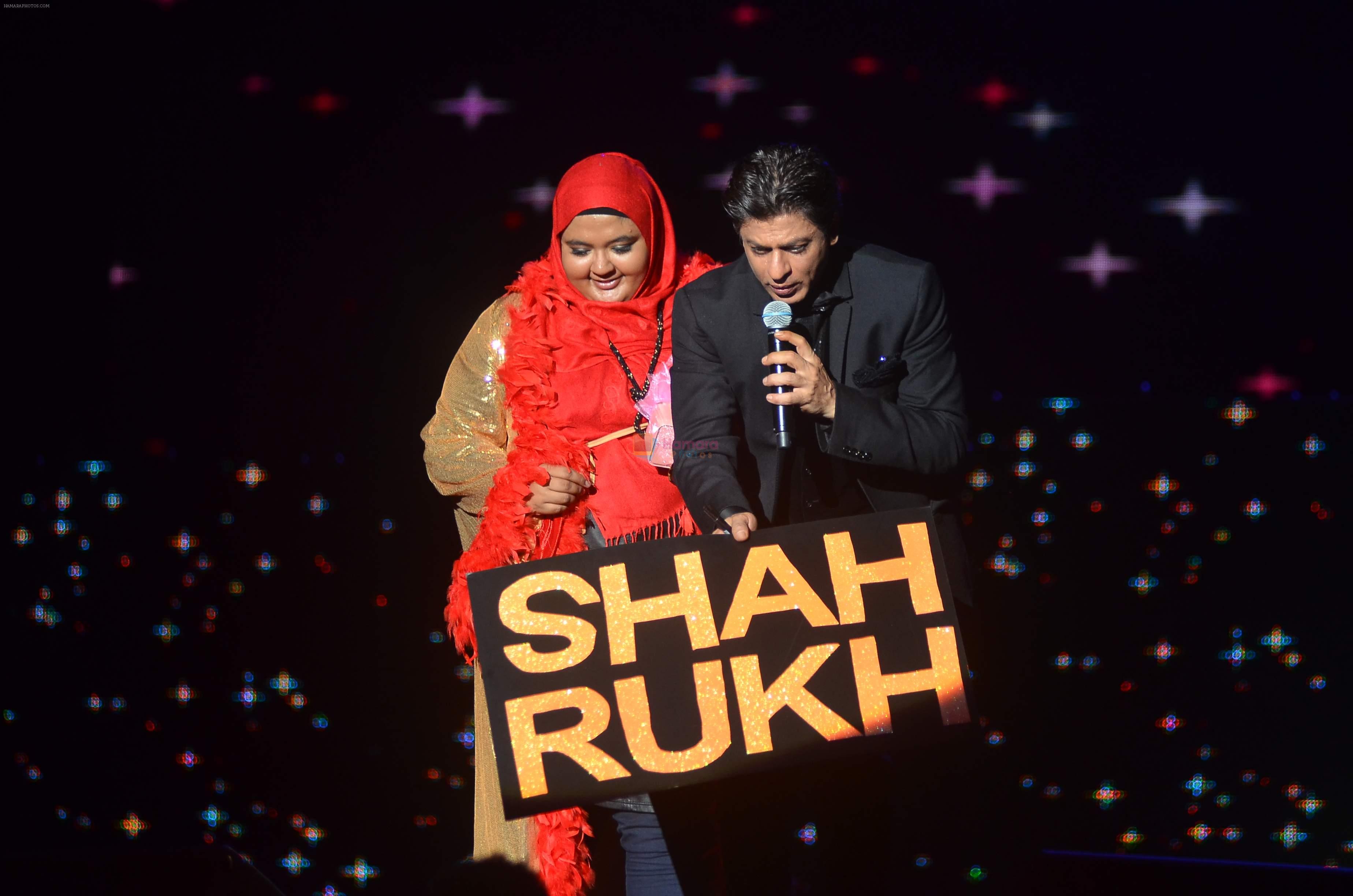 SRK with a fan on the stage for Temptation Reloaded 2014 Malaysia1