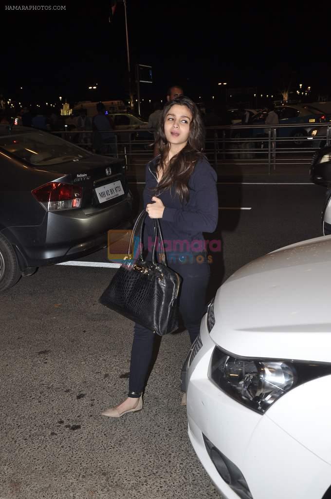 Alia Bhatt snapped at airport in Mumbai on 16th feb 2014