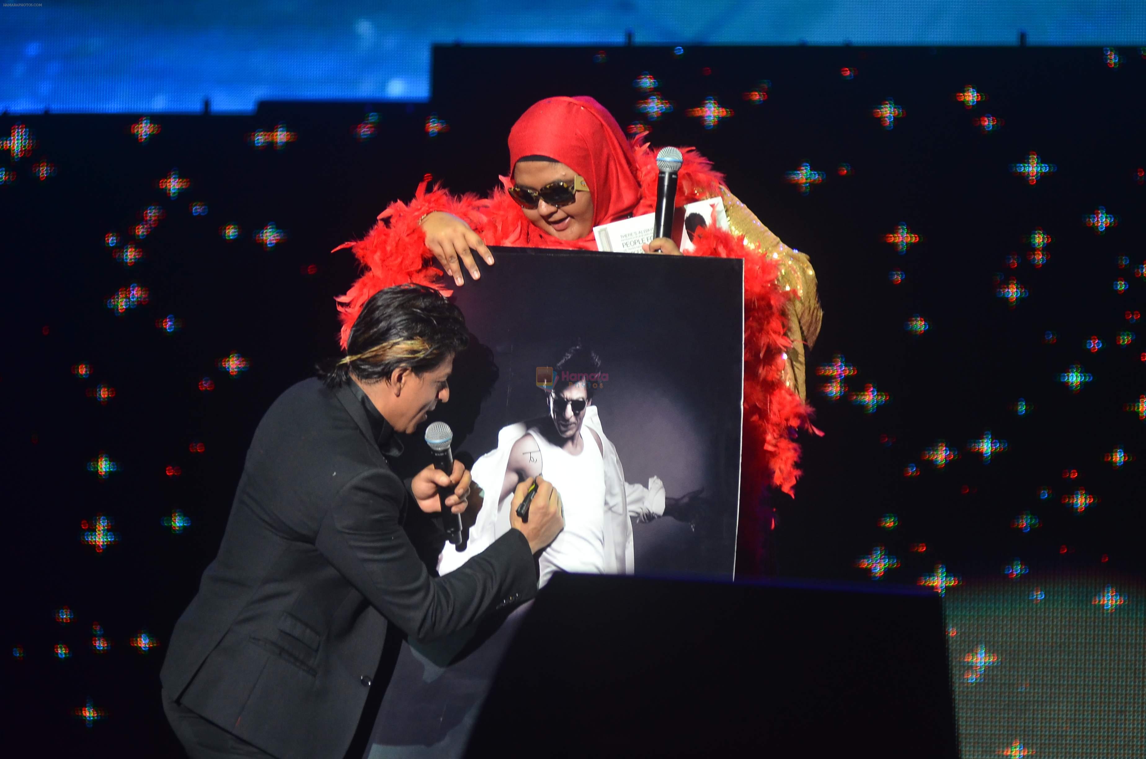 SRK with a fan on the stage for Temptation Reloaded 2014 Malaysia