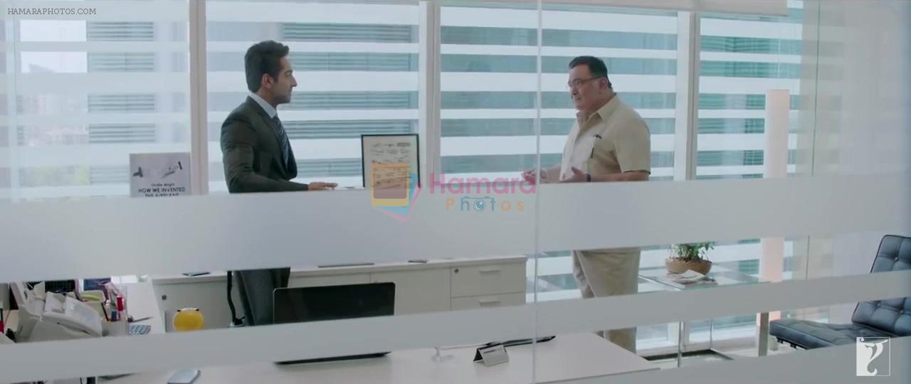 Ayushmann Khurrana, Rishi Kapoor in Bewakoofiyaan Movie Still