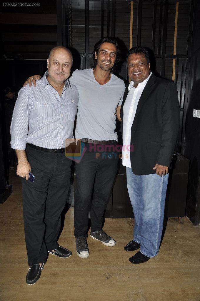 Arjun Rampal, Anupam Kher at the Viewing of In an Artists Mind - IV presented by Reshma Jani and Shwetambari Soni of Gallerie Angel Art along with Sanjay Gupta on 6th March 2014