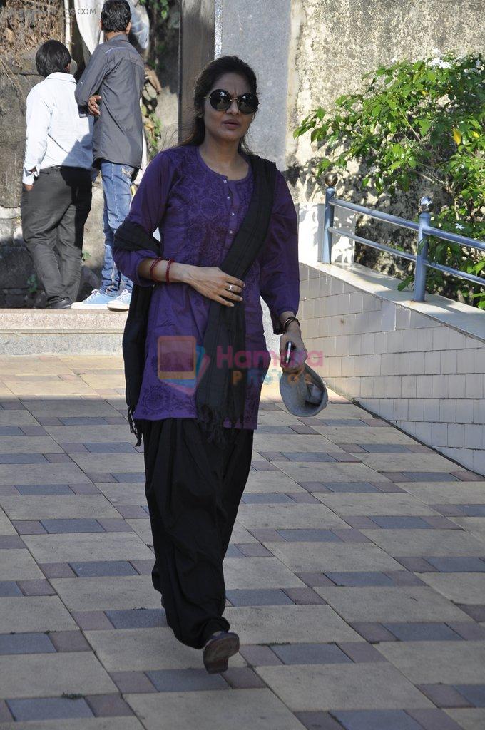 Madhoo at Bolly Chawla's funeral in Walkeshwar, Mumbai on 9th March 2014