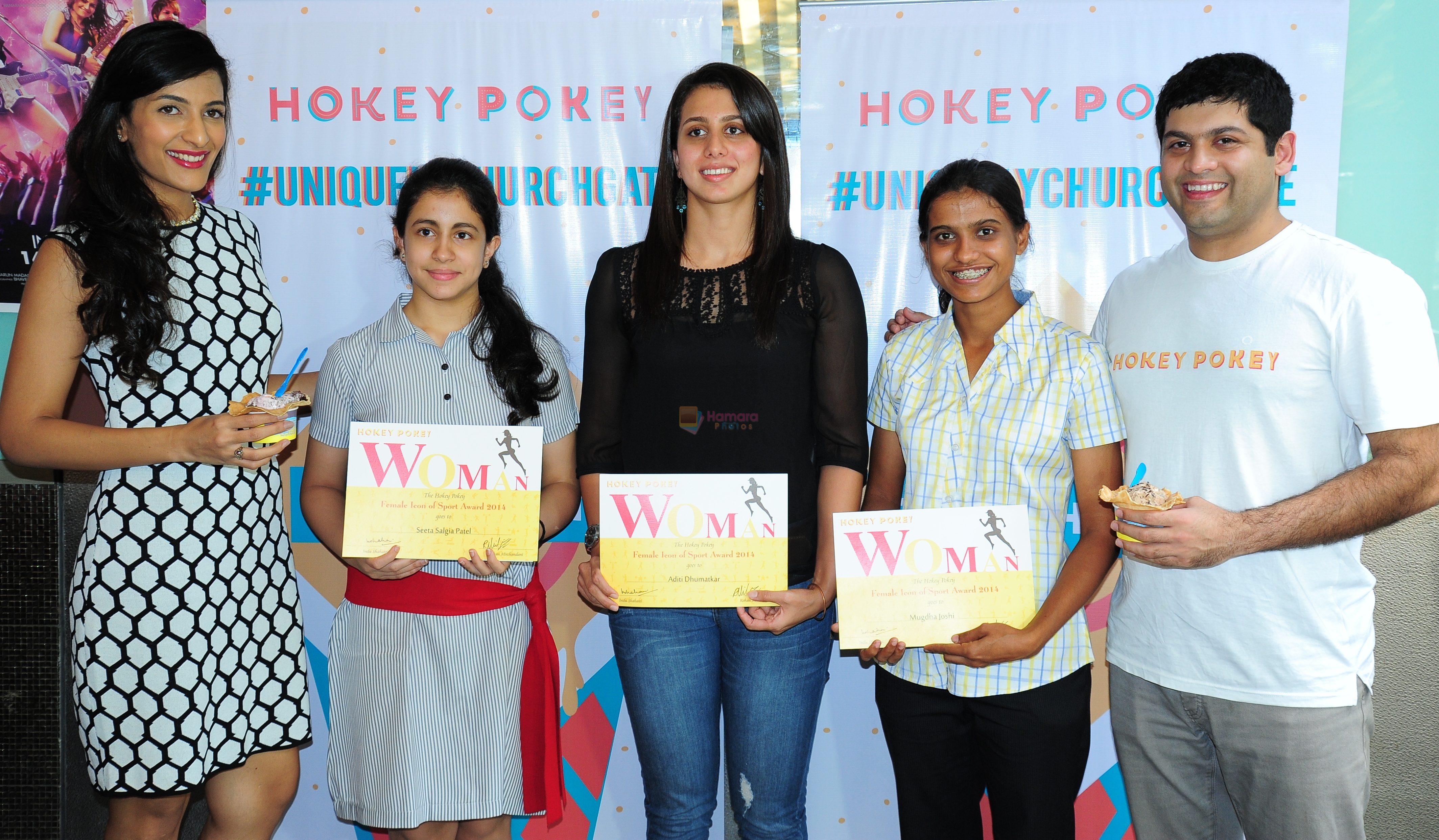Seeta Patel, Aditi Dhumatkar and Mugdha Joshi receive Hokey Pokey's Woman Icon of Sport Award from W star Leeza Mangaldas and Rohan Mirchandani