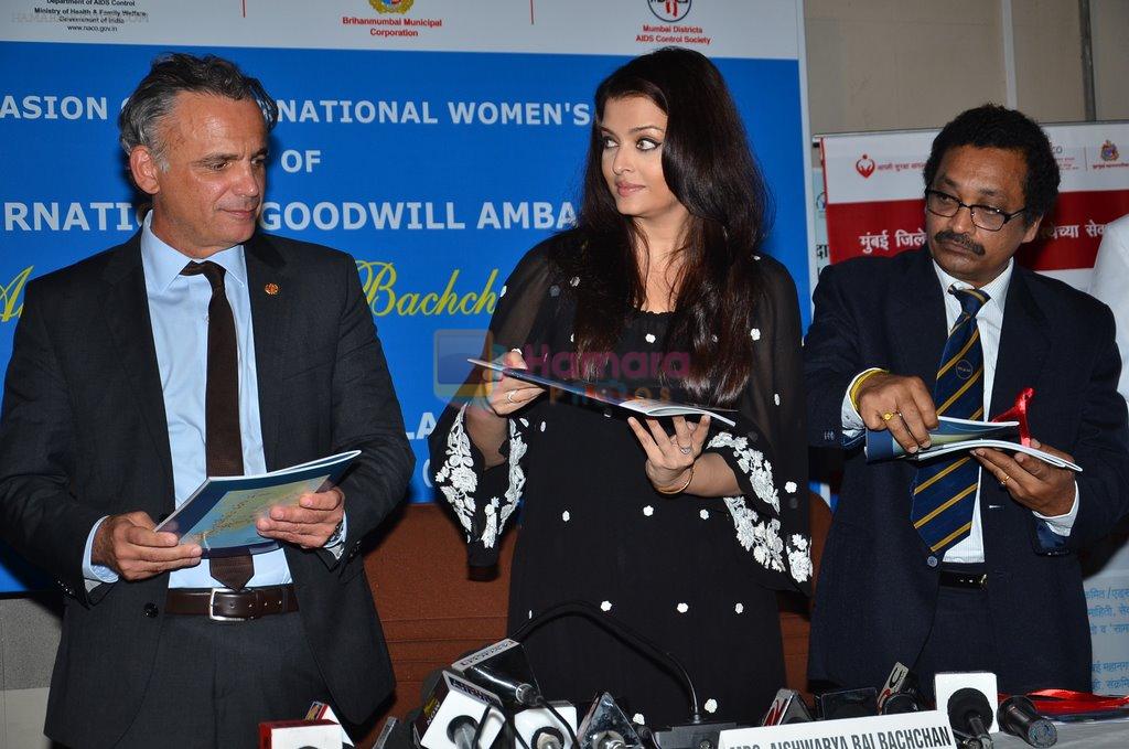 Aishwarya Rai Bachchan at UN Aids event in Bandra, Mumbai on 8th March 2014