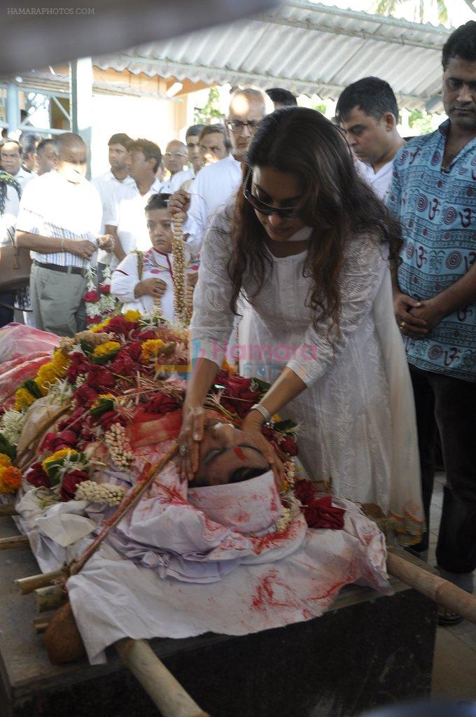 Juhi Chawla at Bolly Chawla's funeral in Walkeshwar, Mumbai on 9th March 2014