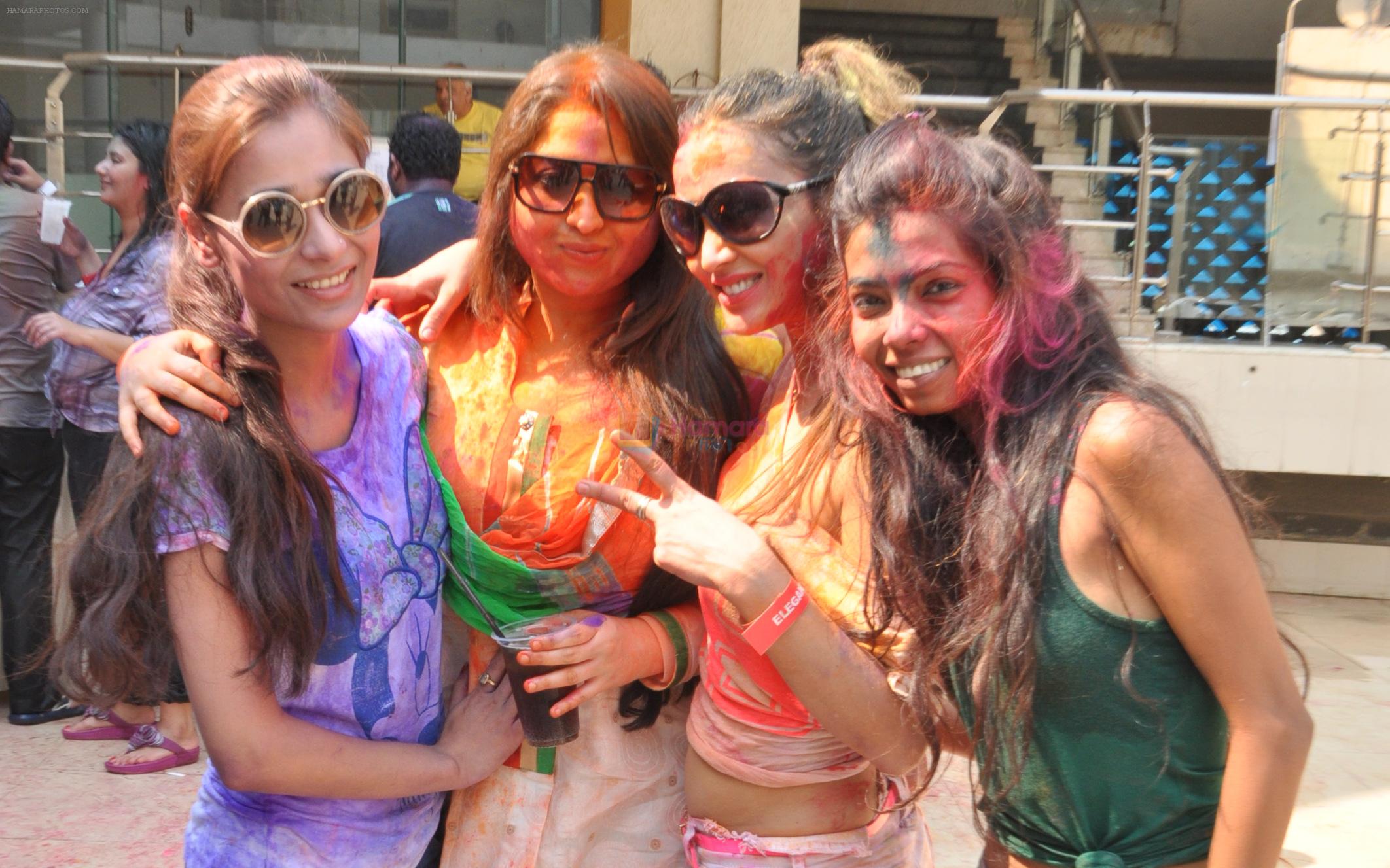 SAra Khan with Misti Mukherji at Rasleela Holi 2014 by Mack & Neon 88 in Mumbai on 17th March 2014