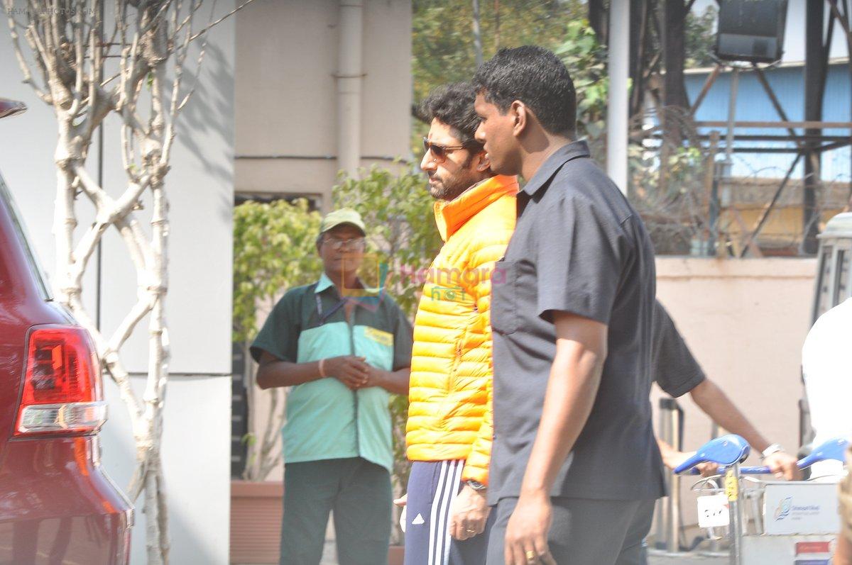 Abhishek Bachchan arrive from Delhi post Holi celebrations in Mumbai on 18th March 2014