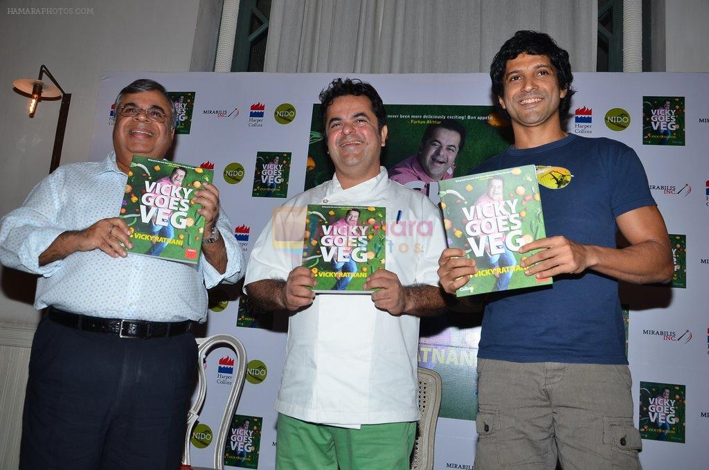 Farhan Akhtar, Ashok Hinduja at the launch of chef Vicky Ratnani's book in Nido, Mumbai on 20th March 2014