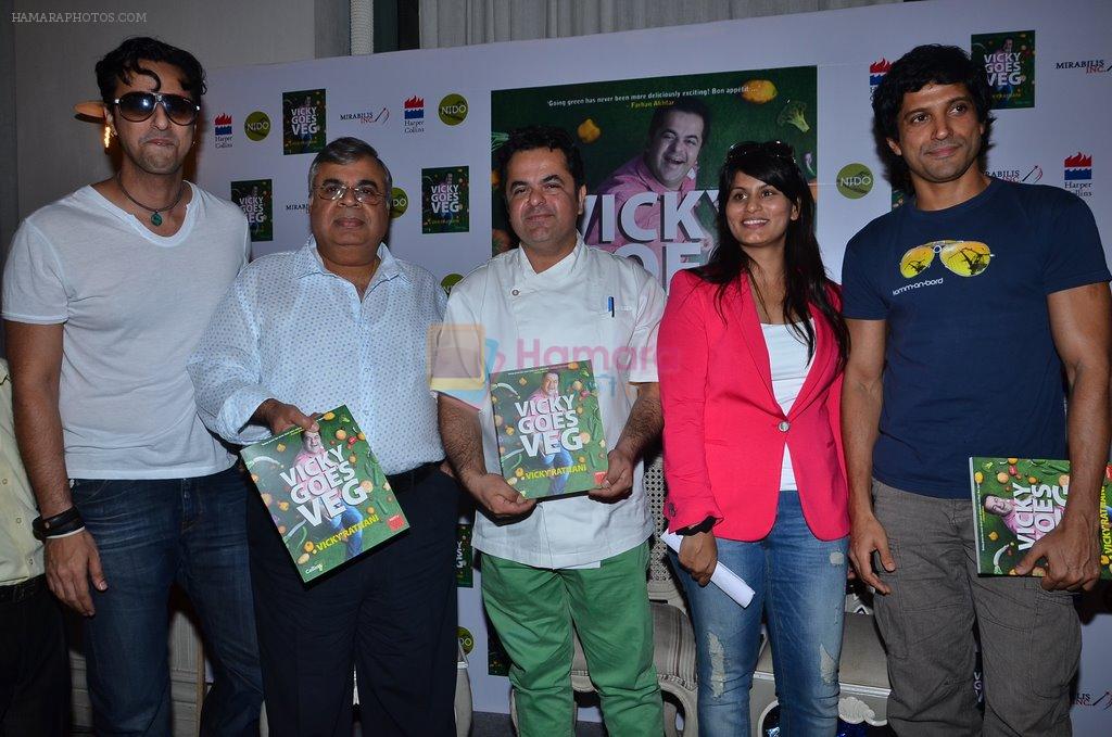 Farhan Akhtar, Ashok Hinduja , Salim Merchant at the launch of chef Vicky Ratnani's book in Nido, Mumbai on 20th March 2014
