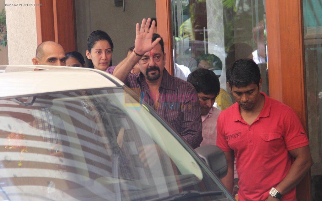 Sanjay Dutt returns to jail on 21st March 2014