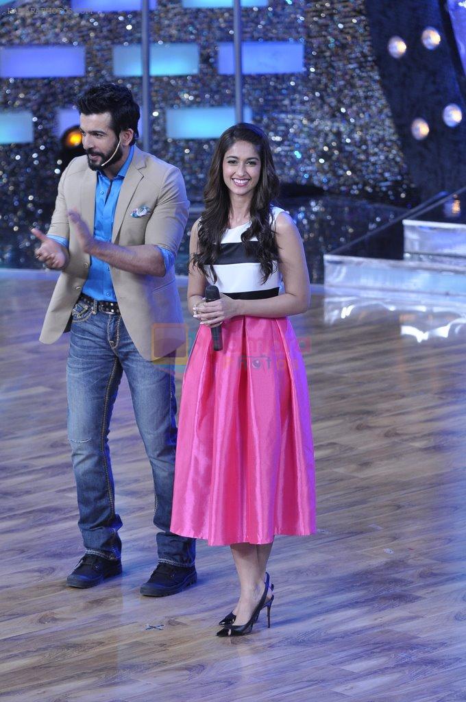Varun Dhawan and Ileana DCruz on the sets of Lil Masters on Zee in Famous, Mumbai on 25th March 2014