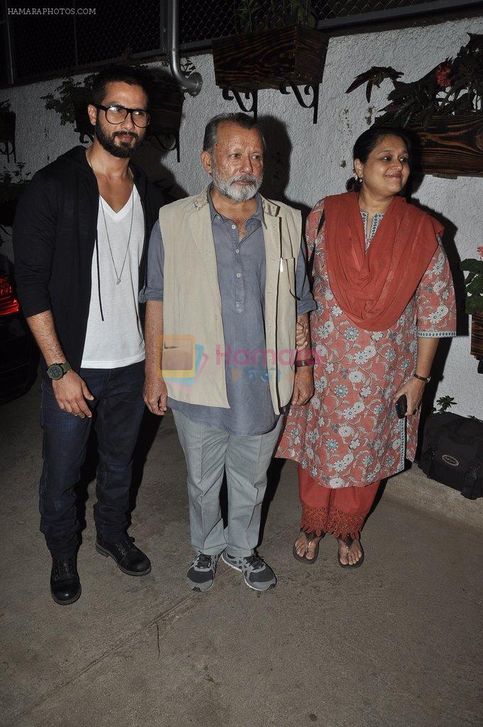 Shahid Kapoor, Pankaj Kapoor, Supriya Pathak at the screening of the film Inam in Mumbai on 26th March 2014