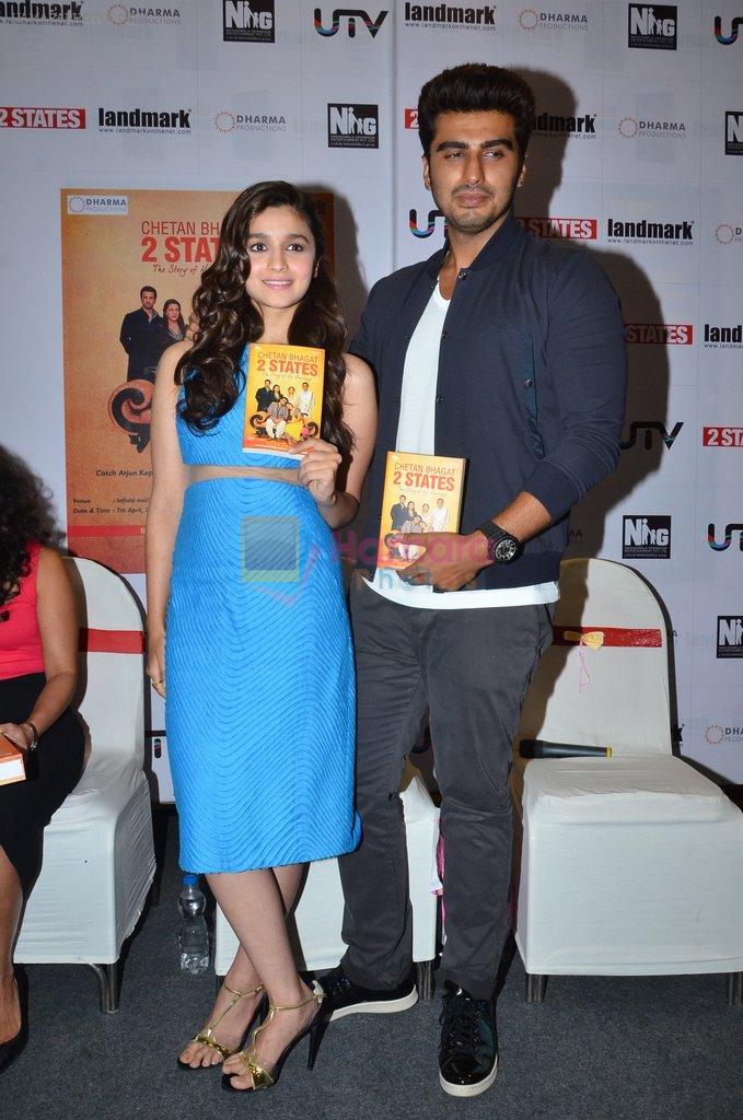 Alia Bhatt, Arjun Kapoor at 2 states new cover launch in Landmark, Mumbai on 7th April 2014