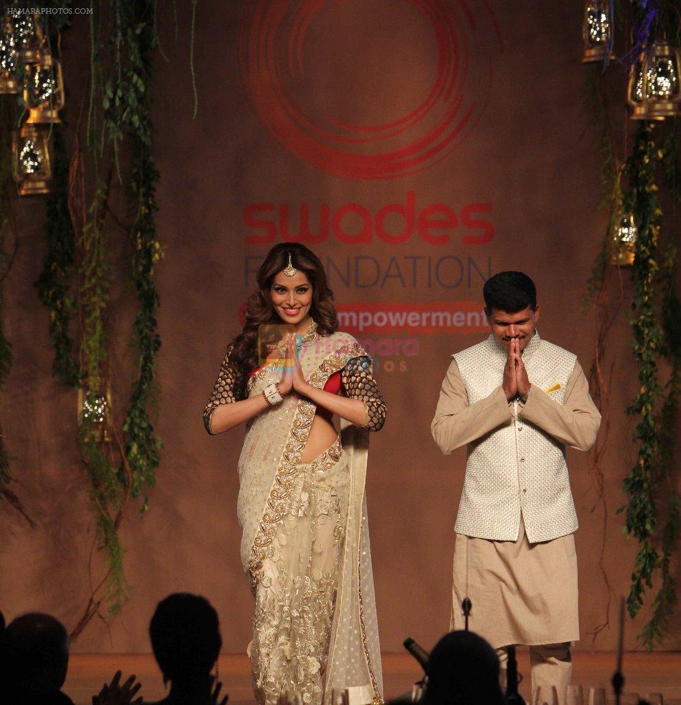 Bipasha Basu walking the ramp with Raigadh villager at the Swades foundation's fundraiser event