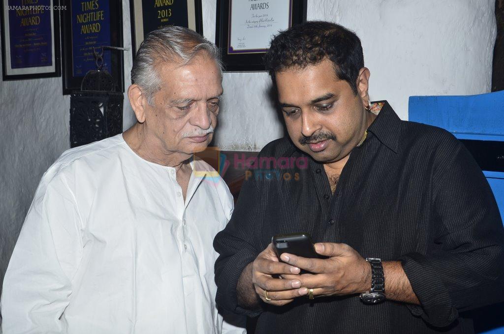 Gulzar, Shankar Mahadevan at Siddharth Mahadevan's bash in Olive, Mumbai on 16th April 2014