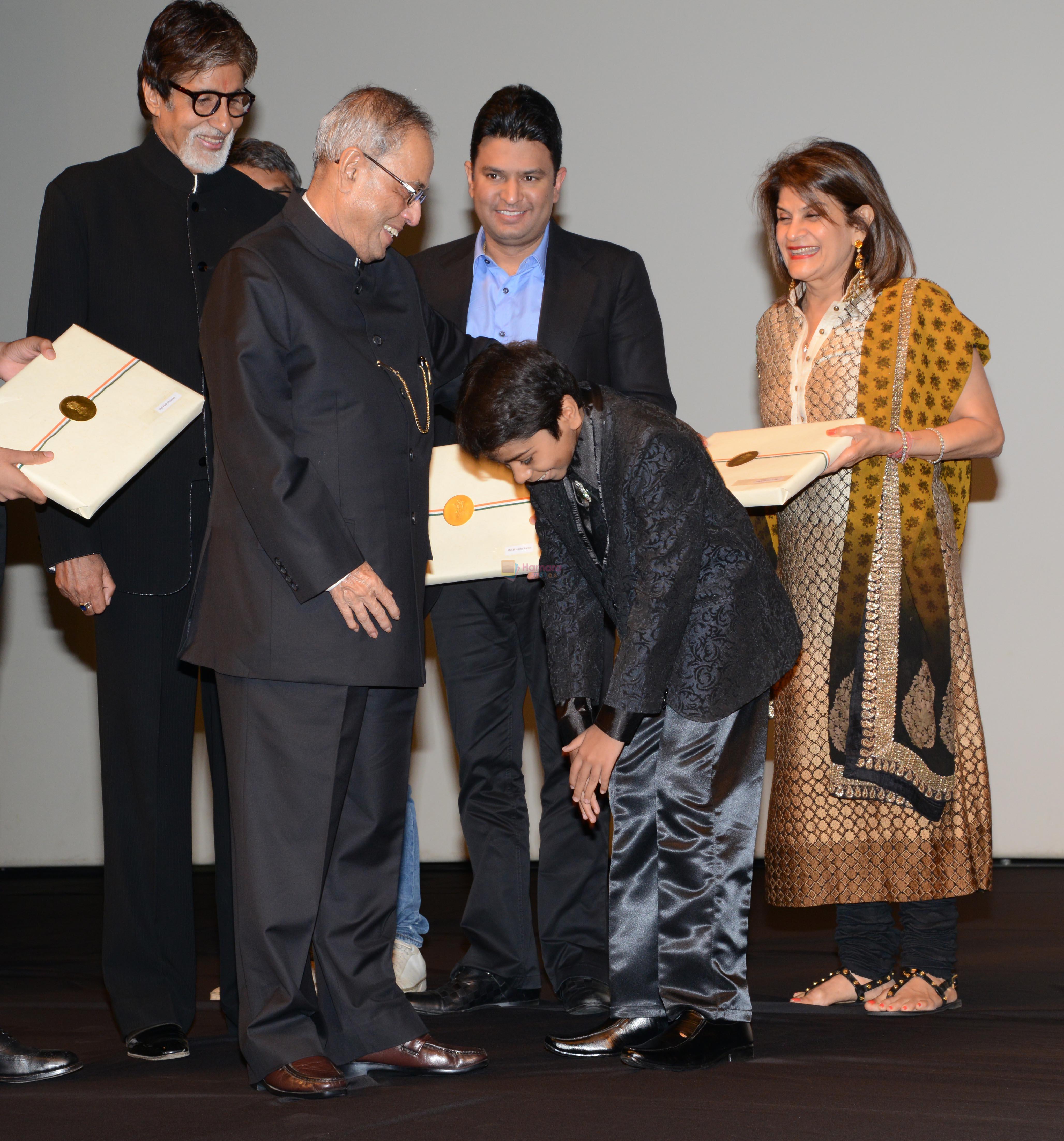 Mr Bachchan, Shri Pranab Mukherjee, Bhushan Kumar, Parth Bhalerao and Renu Chopra on stage