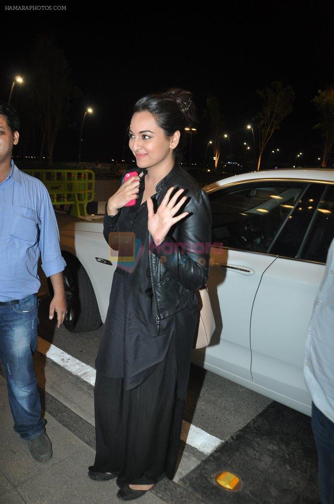 Sonakshi Sinha leave for IIFA Tampa on day 1 in Mumbai on 21st April 2014