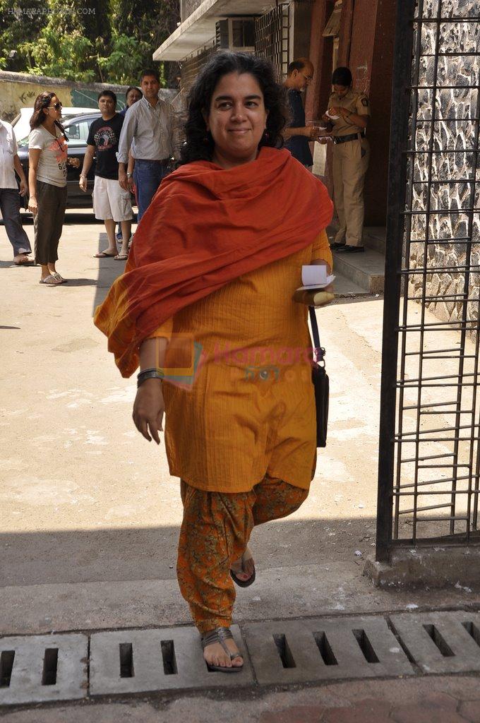 Reena Dutta voting in Khar, Mumbai on 24th April 2014