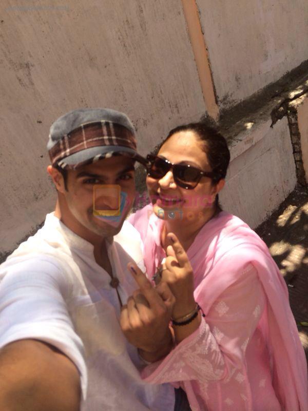 Tanuj Virwani and mother Rati Agnihotri step out to vote on 24th April 2014