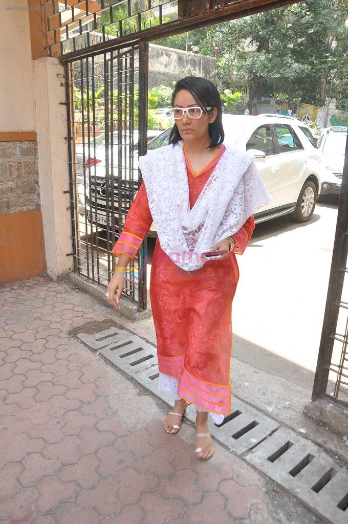 Manyata Dutt voting in Khar, Mumbai on 24th April 2014
