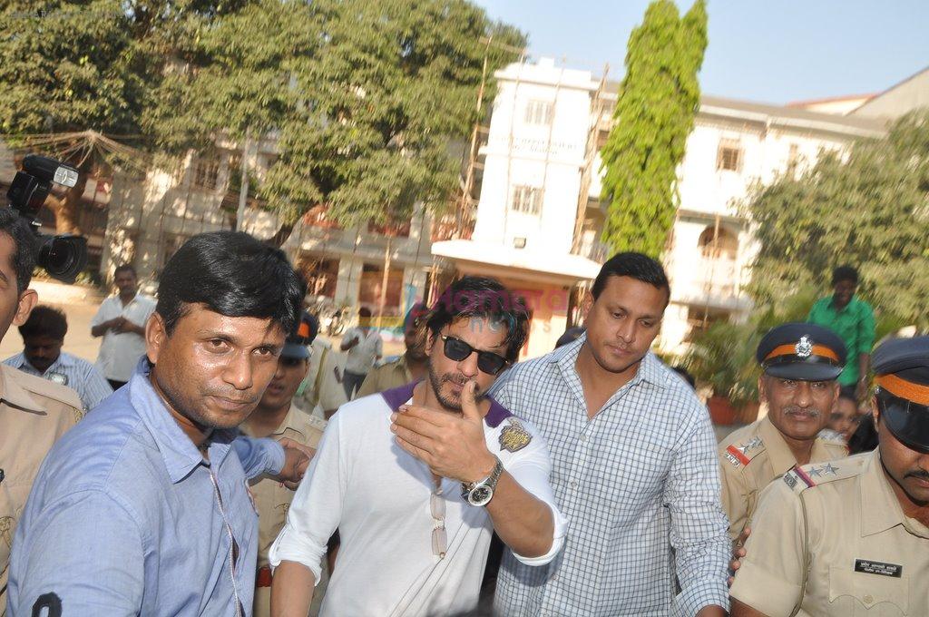 Shahrukh Khan voting in Khar, Mumbai on 24th April 2014