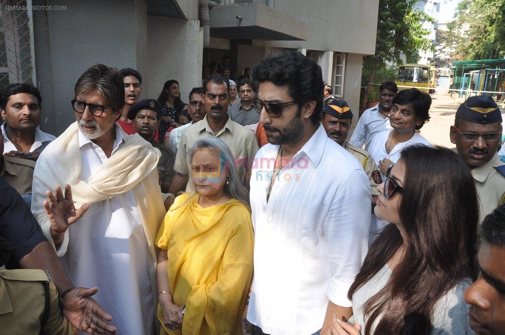 Amitabh Bachchan, Jaya Bachchan, Abhishek Bachchan, Aishwarya Rai Bachchan voting at Jamnabai School in Mumbai on 24th April 2014