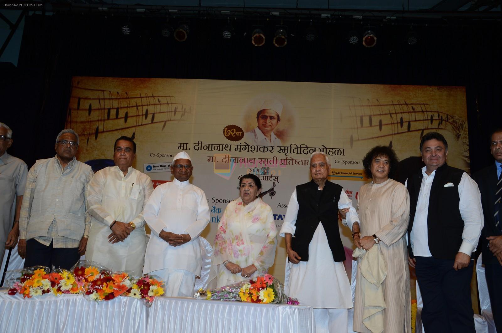 Zakir Hussain, Lata Mangeshkar, rishi Kapoor, Anna Hazare at Master Deenanath Mangeshkar awards in Mumbai on 24th April 2014